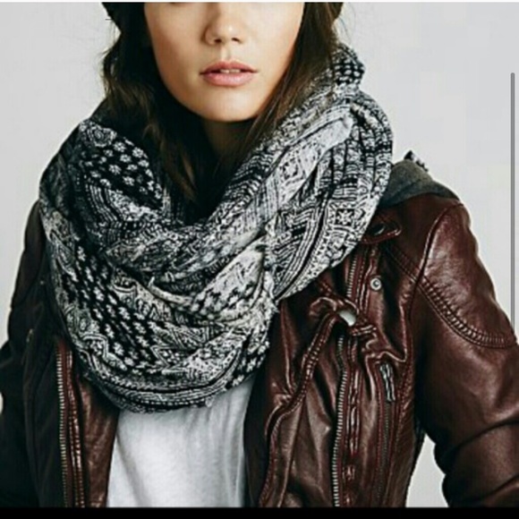 Free People Bandana Print Oversized Scarf Red - Picture 5 of 5